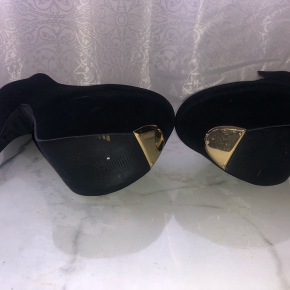 Black Pumps with Gold Detailing - Picture 3 of 3